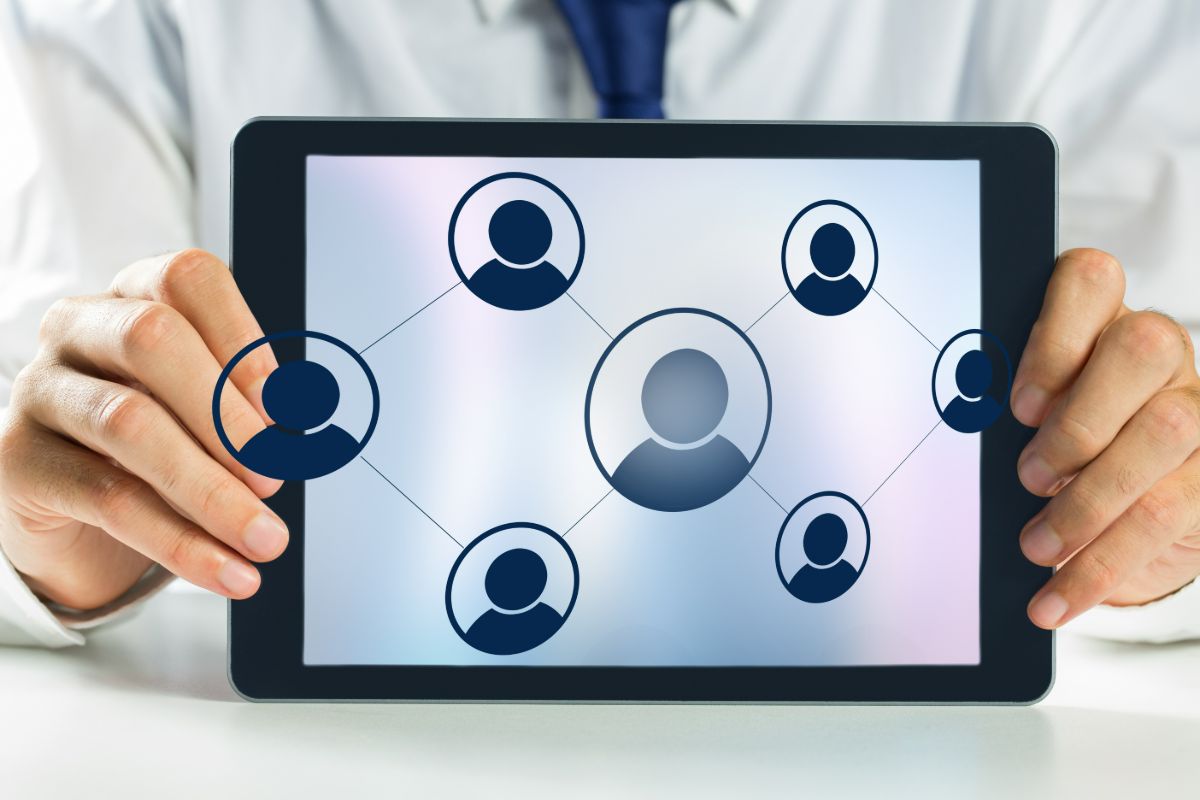 Utilize HR management software