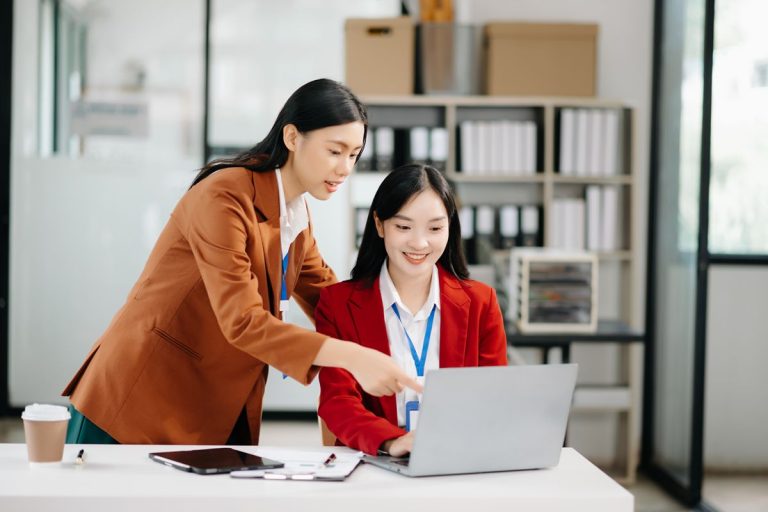 A Complete Guide to Performance Reviews and Employee Tracking